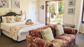 Views Suite | 1 bedroom, desk, free WiFi, bed sheets