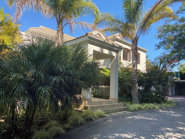 Fachada de la propiedad