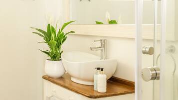 Rom – standard, 1 soverom | Bad | Håndklær og toalettpapir