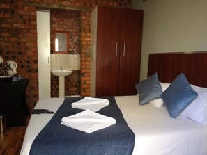 Budget Double Room with Shower | 다리미/다리미판, 무료 WiFi, 침대 시트