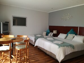 Comfort Triple room with shower | 다리미/다리미판, 무료 WiFi, 침대 시트