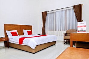 Double Room | Blackout drapes, free WiFi - Residences by RedDoorz near Rumah Mode (Bandung)