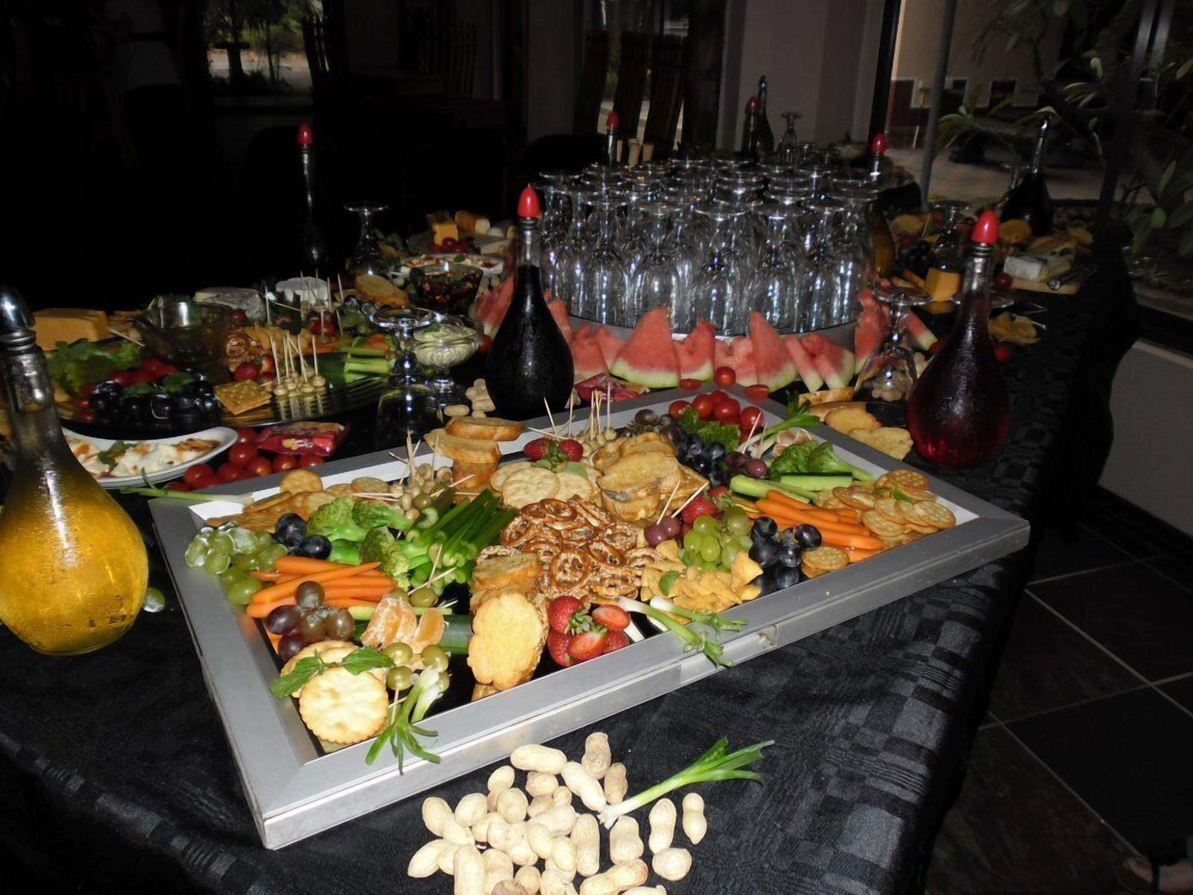 Een buffet met diverse gerechten en drankjes.