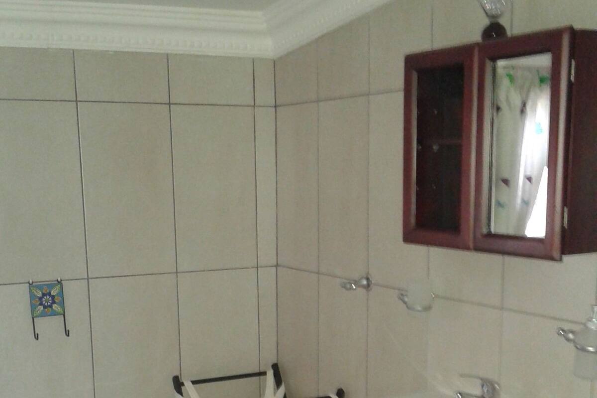 Room 14 Family unit 5 | Bathroom | Free toiletries, towels