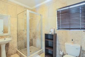 Executive Studio, 1 Bedroom | Bathroom | Shower, towels