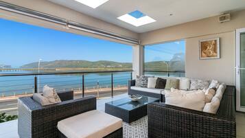 Een 32-cm flatscreentelevisie met satellietzenders en een televisie