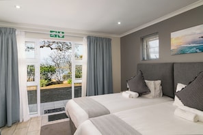 Individually decorated, individually furnished, desk, laptop workspace - Phoenix Lodge and Waterside Accommodation (Knysna)
