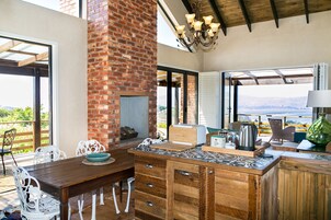 Full-sized fridge, oven, stovetop, electric kettle