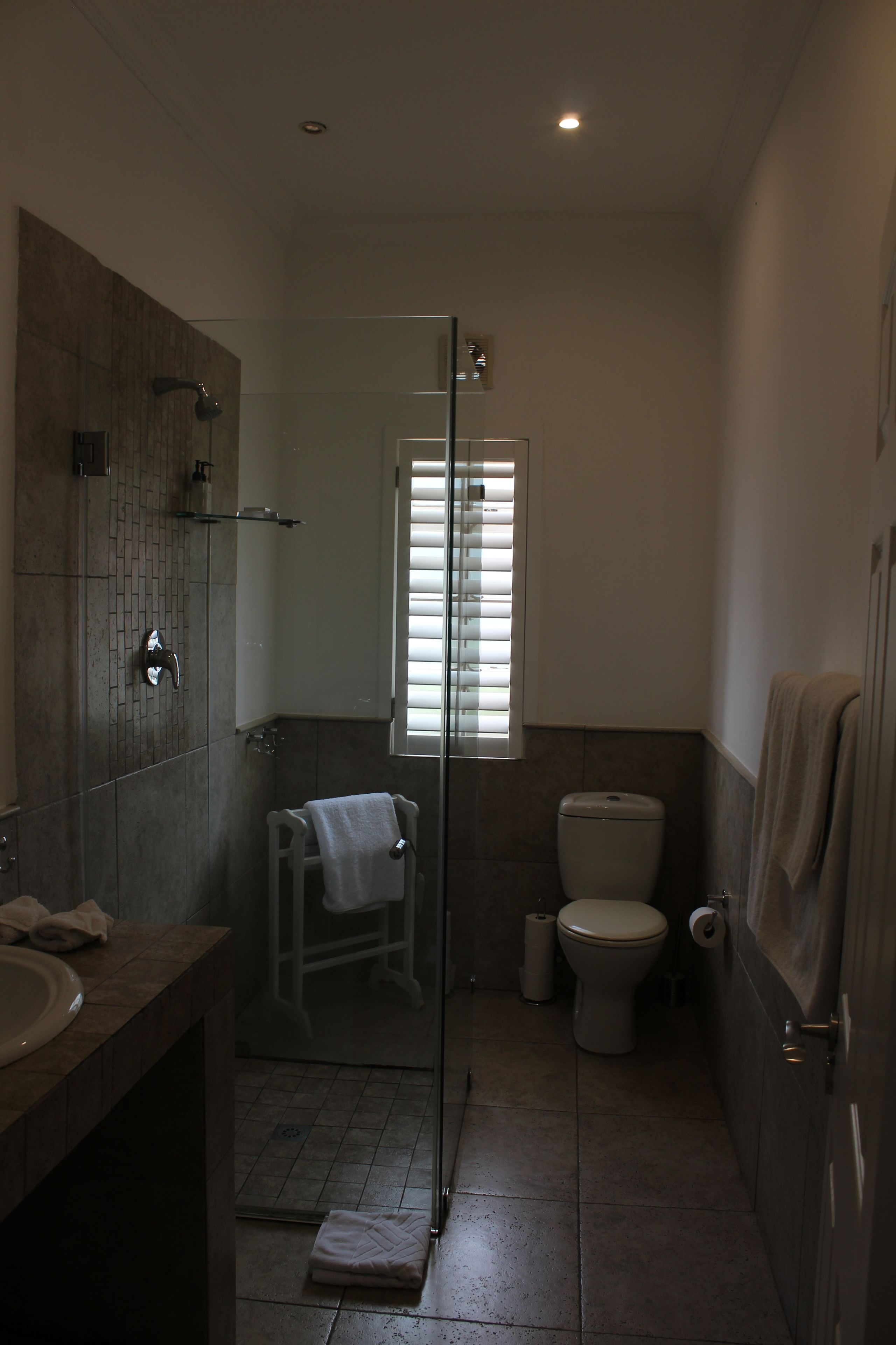 Un baño con ducha, inodoro y lavabo.