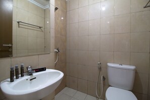 Desk, blackout curtains, free WiFi - RedDoorz Apartment @ Margonda Residence (Depok)