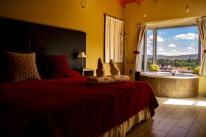 Cabin with Jacuzzi | Frigobar, cofres nos quartos, Wi-Fi de cortesia
