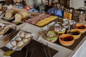 Café da manhã com buffet grátis todos os dias