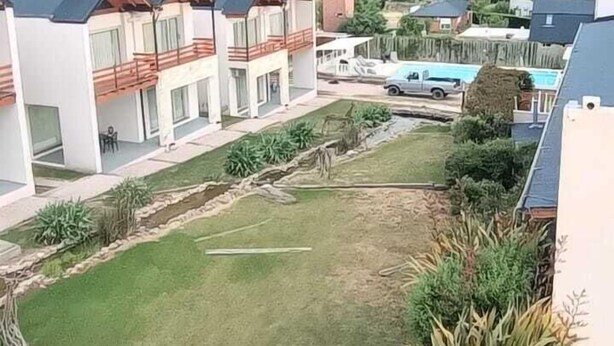 A residential area with modern houses, a swimming pool, and a well-maintained lawn. - Posada y Spa Las Golondrinas (Villa La Arcadia)