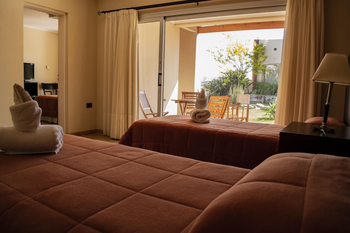 family room | minibar, in-room safe, free wifi