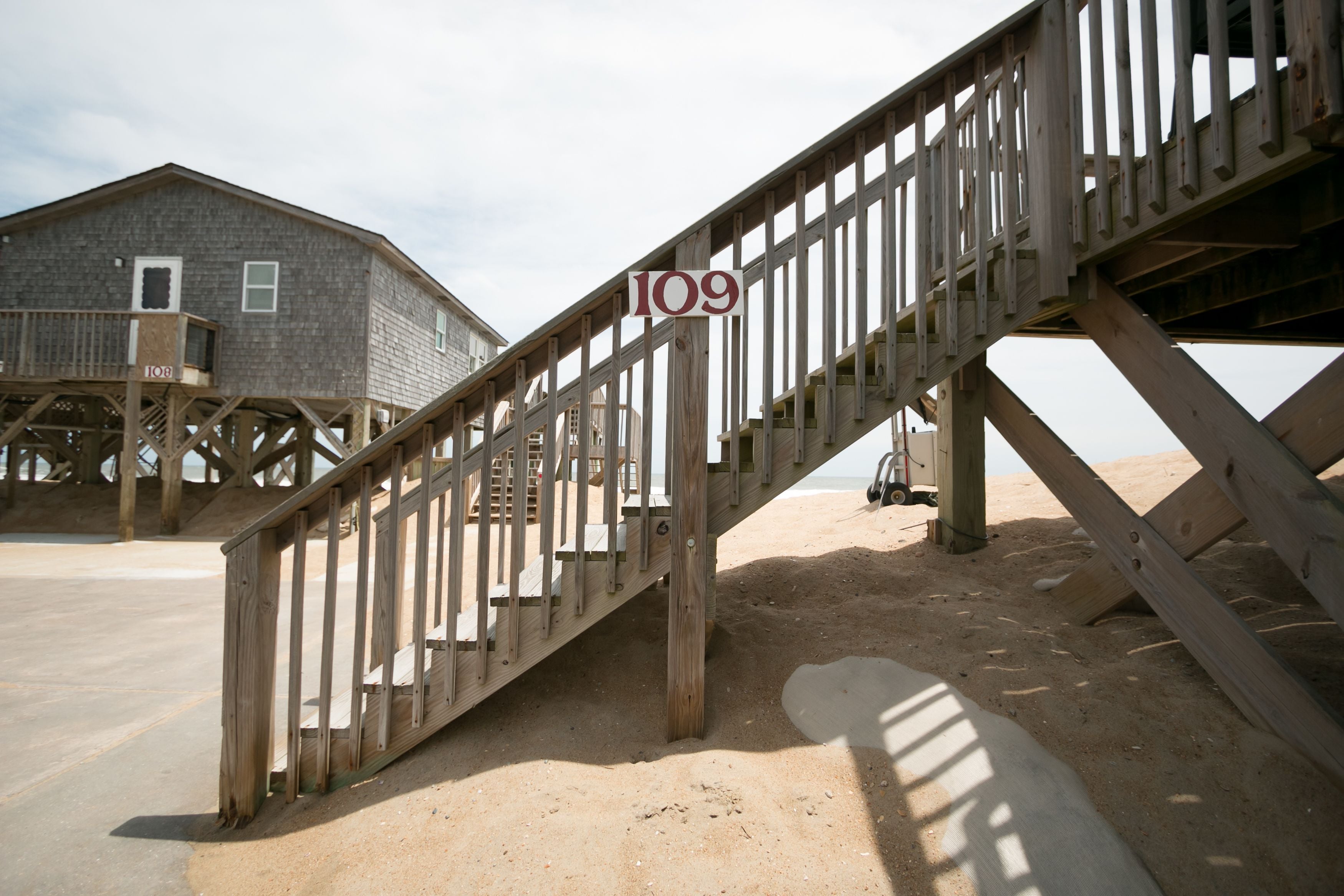 En la playa, playa de arena blanca, bote de remos o canoa y pesca 