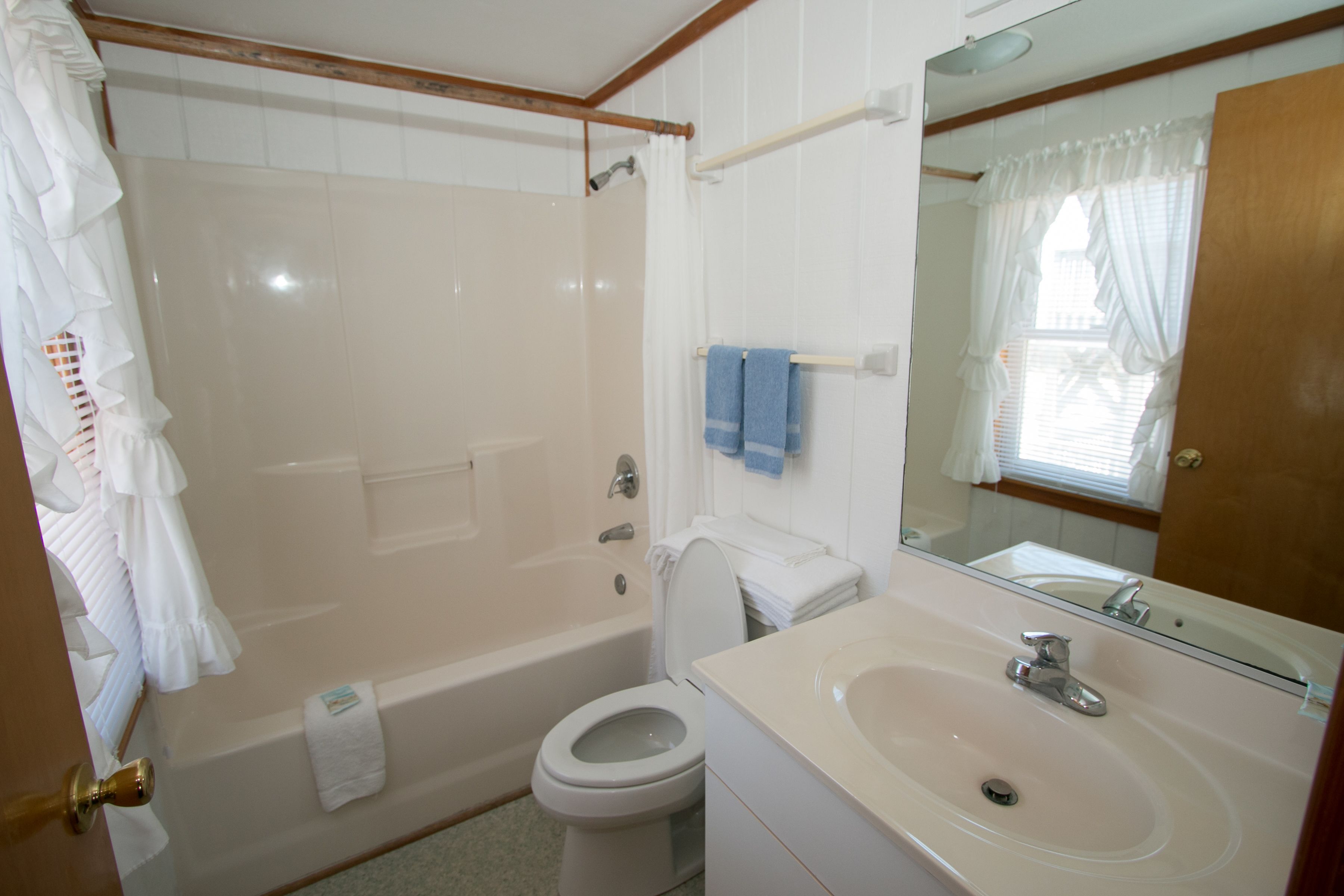 Un baño con bañera, inodoro y lavabo.