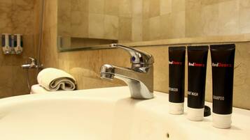 Kahden hengen huone | Kylpyhuone | Suihku, ilmaiset hygieniatuotteet, pyyhkeet