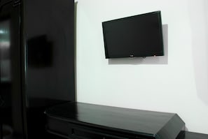 Blackout drapes, free WiFi - RedDoorz @ Cipaku (Bandung)