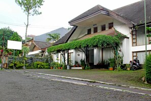 Exterior detail - RedDoorz @ Cipaku (Bandung)