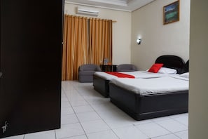 Double Room | Blackout drapes, free WiFi - RedDoorz @ Cipaku (Bandung)