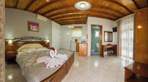 Free cots/infant beds, WiFi, wheelchair access - Makis Studios and Apartments (Corfu)