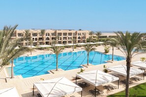 Una piscina al aire libre, sillones reclinables de piscina