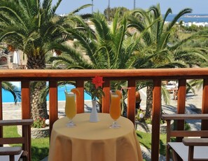 Outdoor dining - Eri Hotel (Paros)