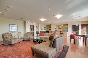 Lobby sitting area - Bridgestreet at Current at the Banks (Cincinnati)