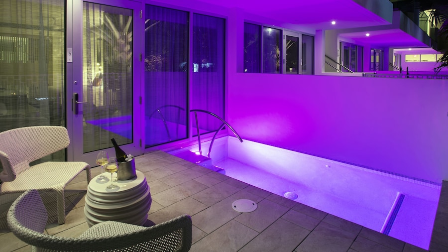 H2O Suites - Adults Only