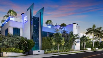 Vista frontal de la propiedad por la tarde o noche