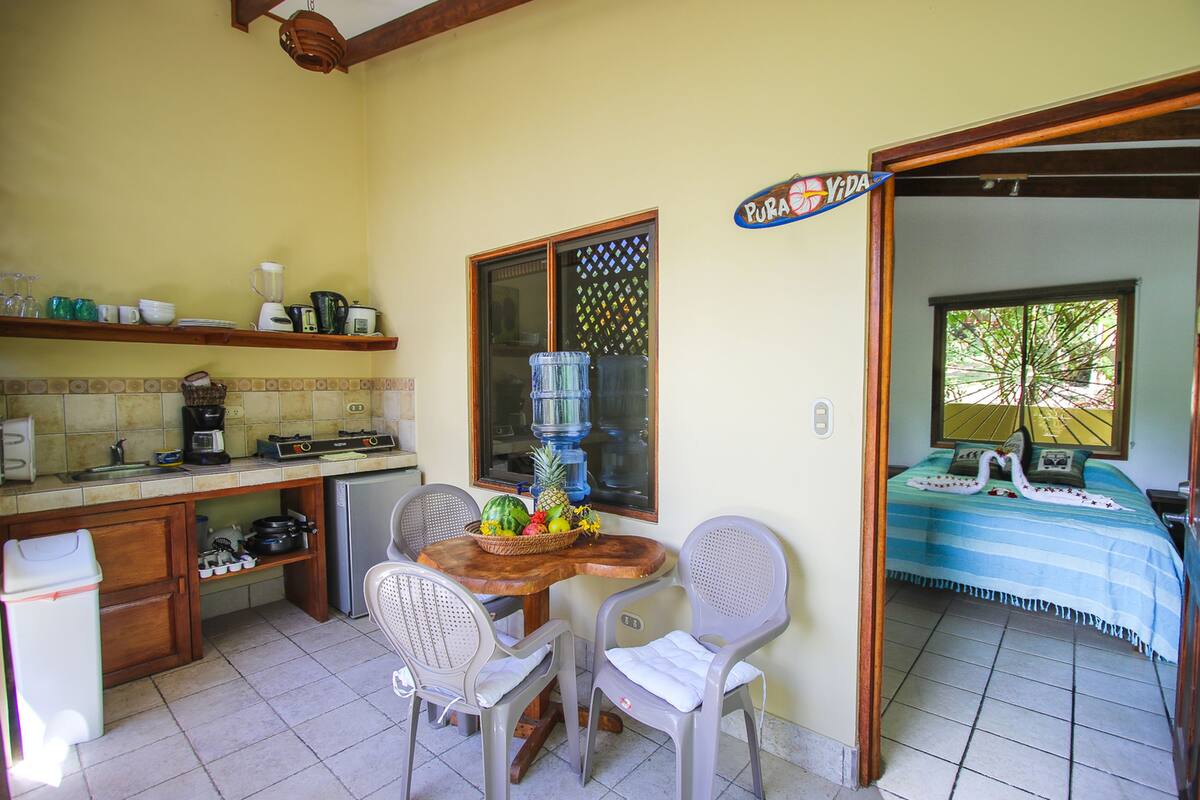 Standard Studio, 1 Bedroom, Kitchen | In-room dining