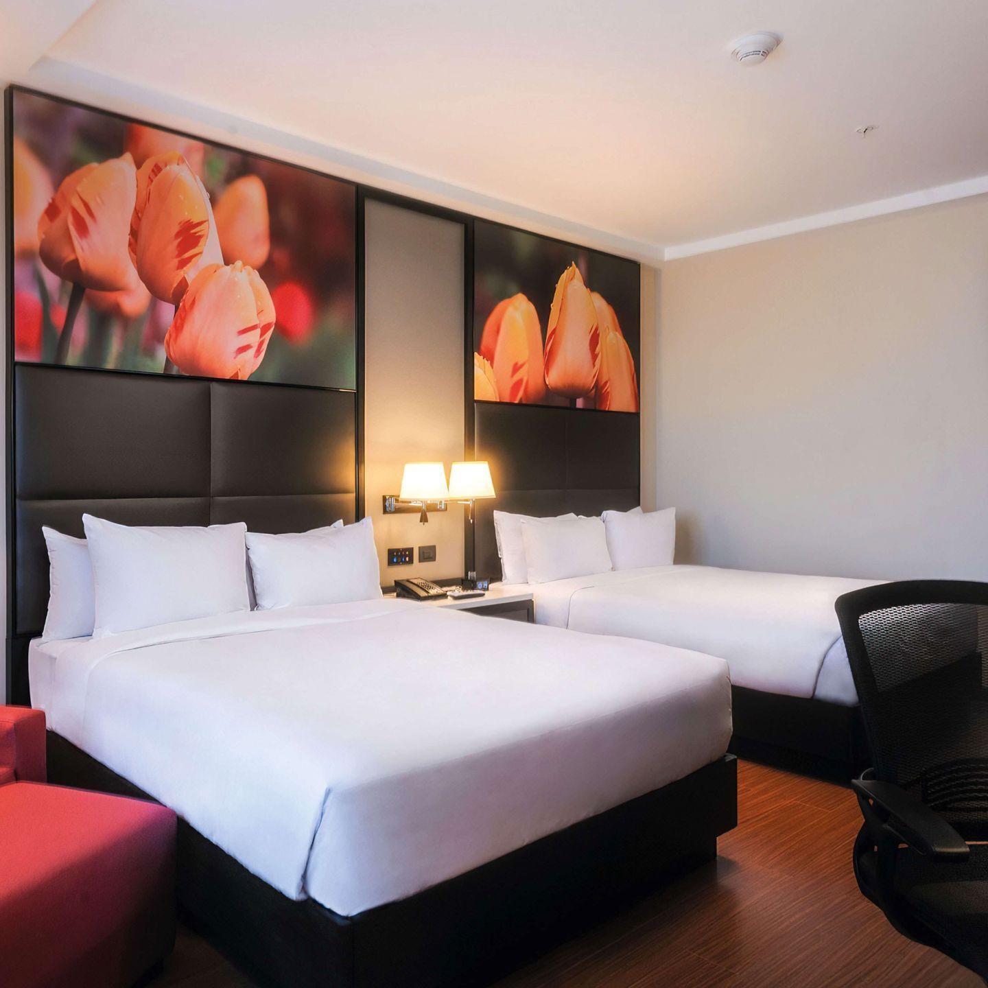 ميني بار وخزنة داخل الغرفة ومكتب وستائر تعتيم