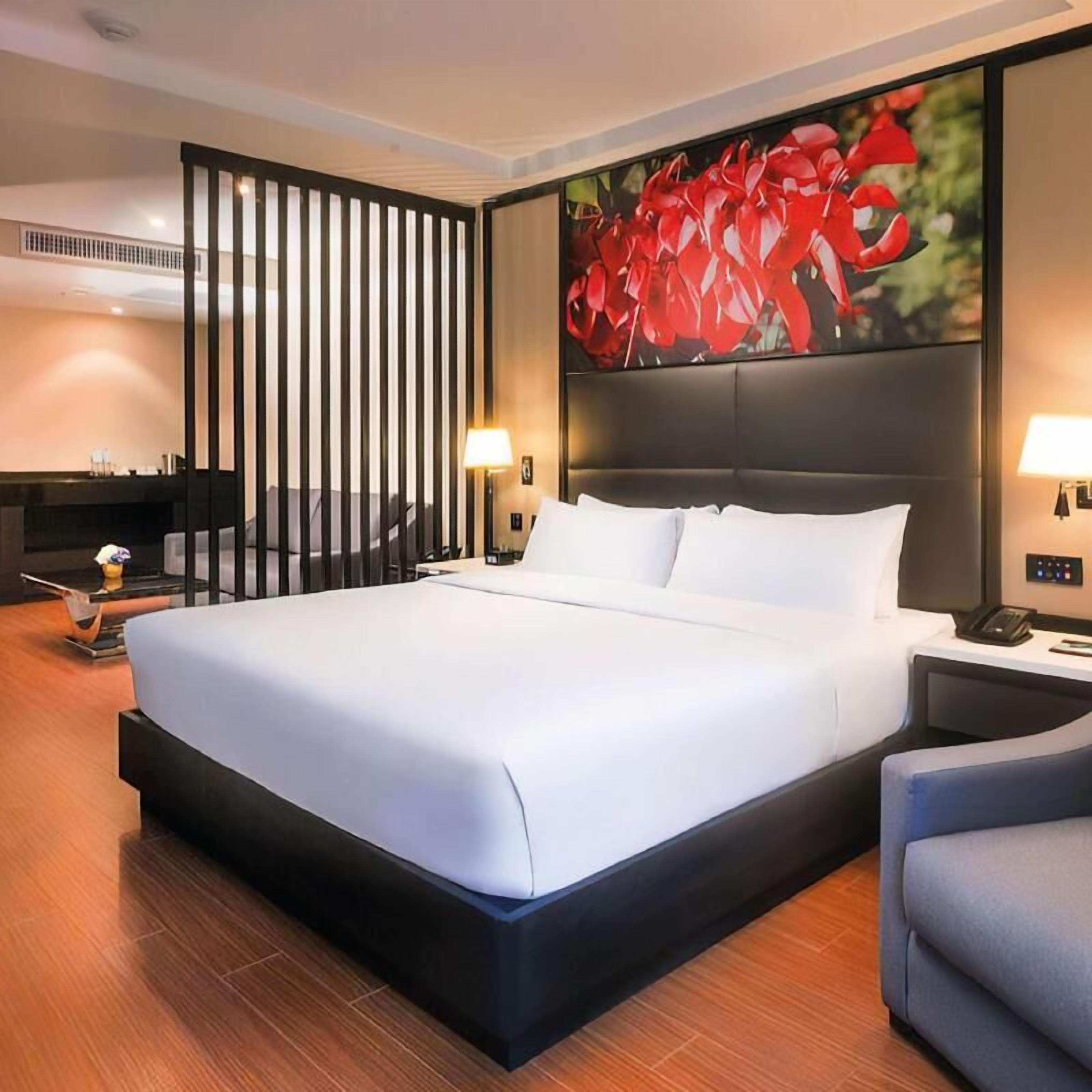 ميني بار وخزنة داخل الغرفة ومكتب وستائر تعتيم