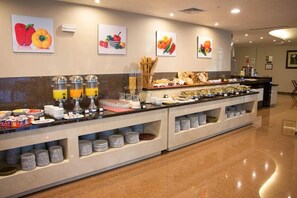 Desayuno buffet los días de semana (USD 16 por persona)