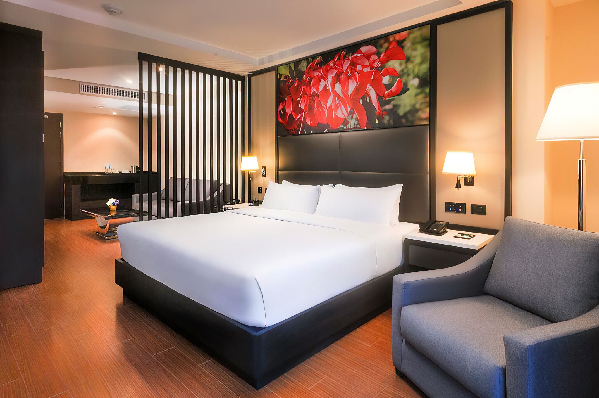 junior suite, 1 king bed, non smoking | minibar, in-room safe, desk, blackout curtains