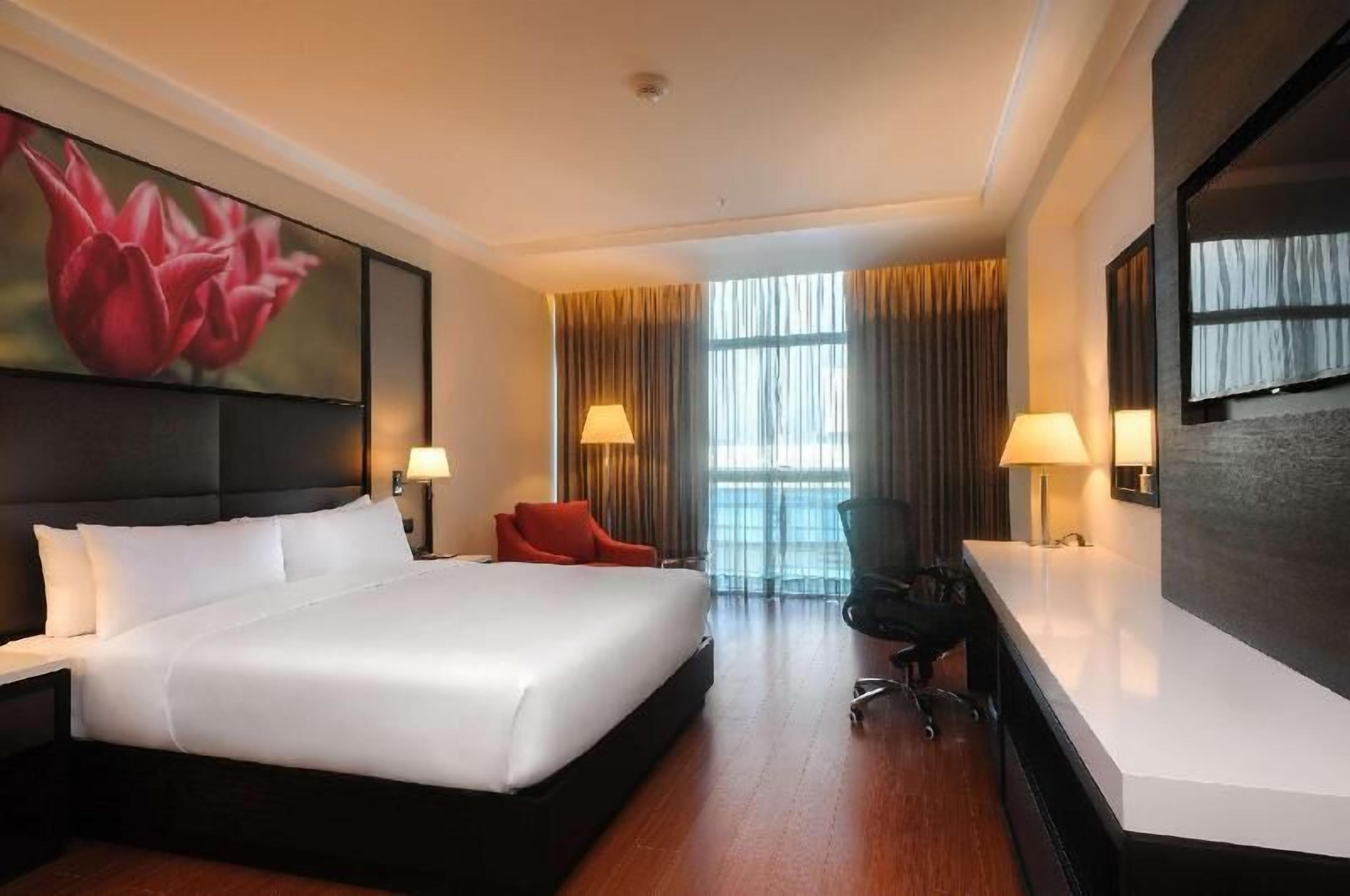 ميني بار وخزنة داخل الغرفة ومكتب وستائر تعتيم