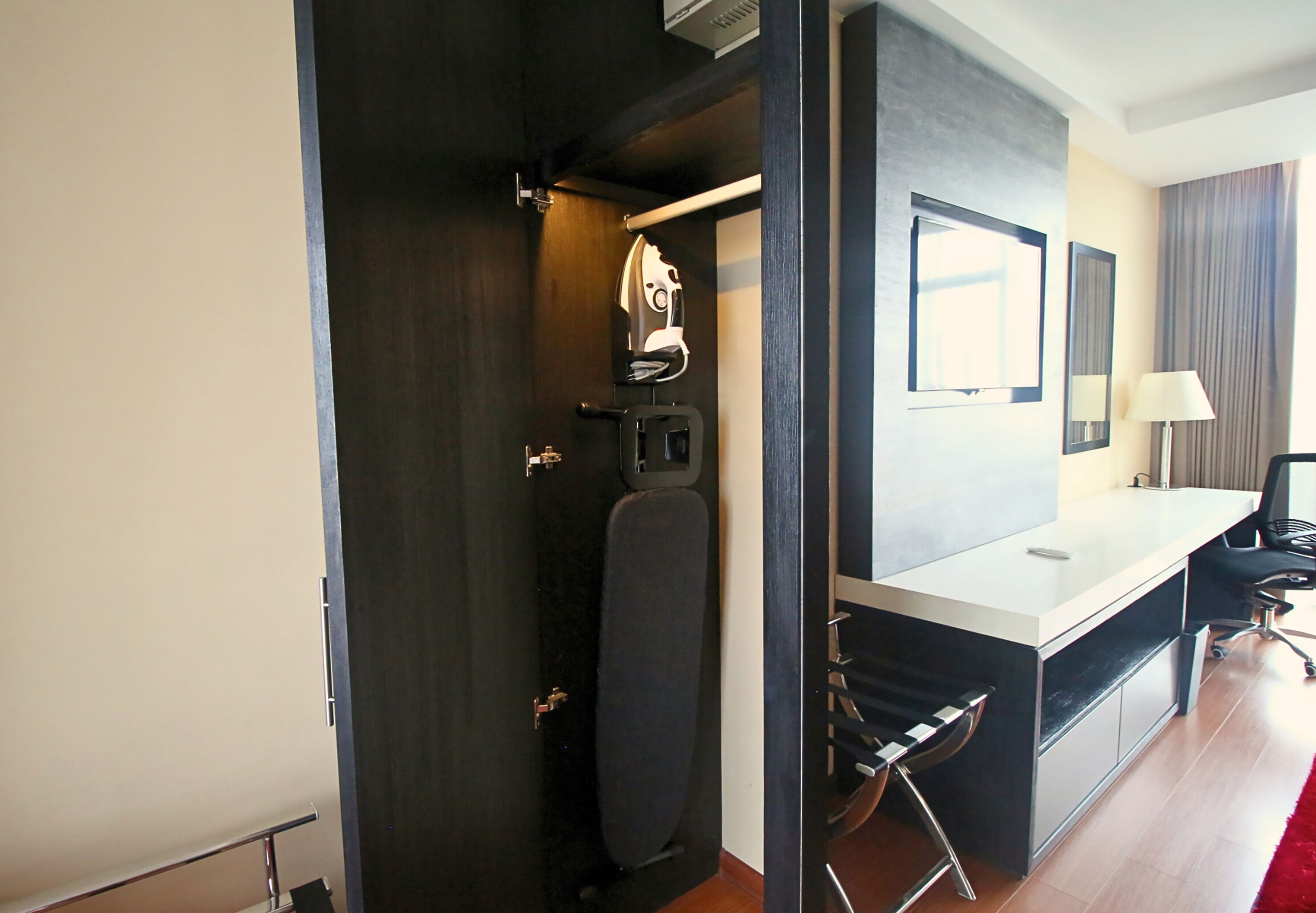 junior suite, 1 king bed, non smoking | iron/ironing board