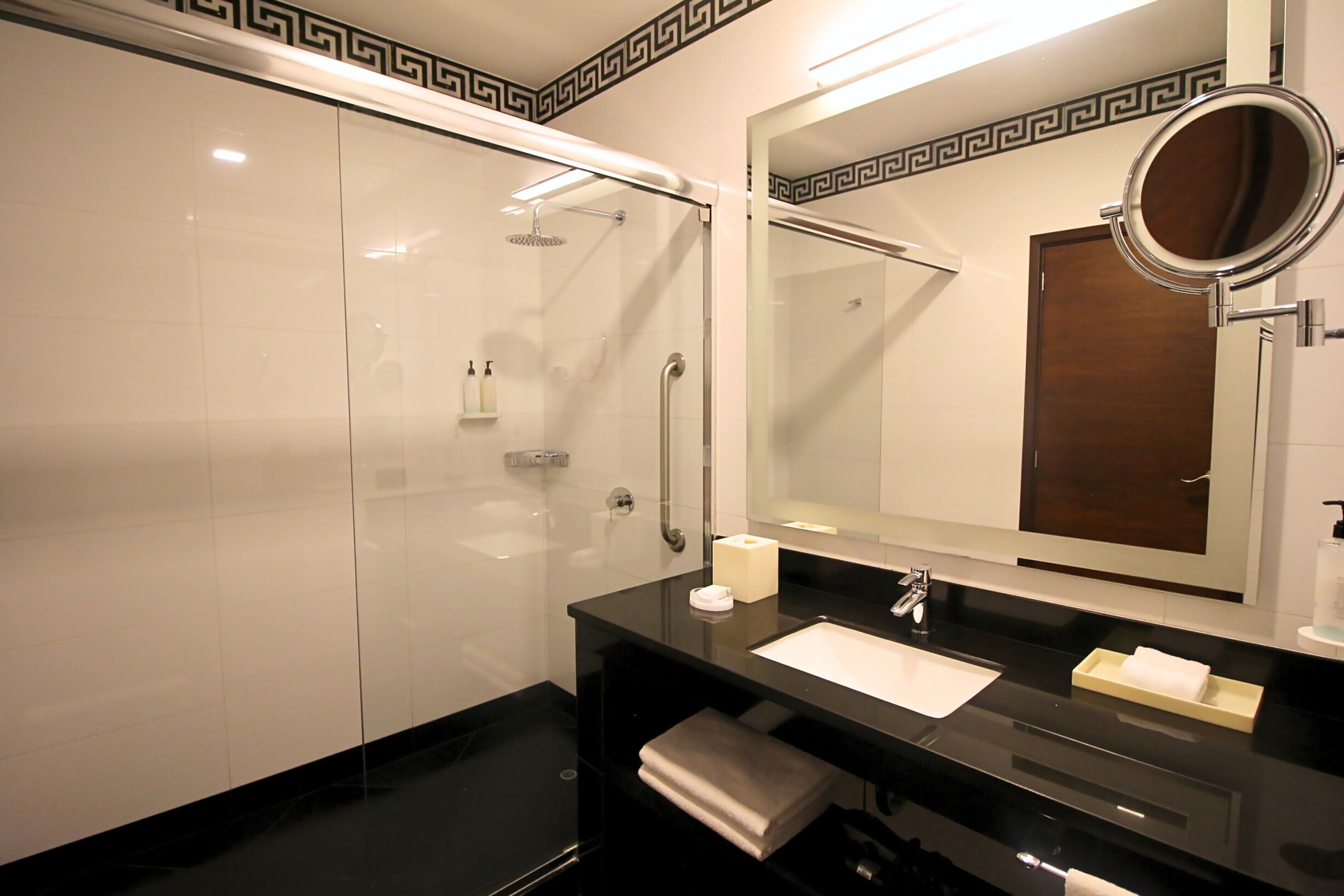 junior suite, 1 king bed, non smoking | bathroom | shower, hair dryer, towels, soap