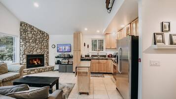 Cabin, 3 Bedrooms | Private kitchen | Fridge, microwave, oven, coffee/tea maker