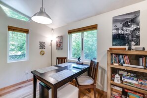 Cabin, 1 Bedroom | Dining