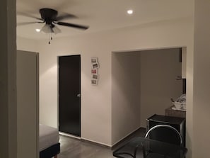 Standard Studio, 1 Queen Bed, Kitchen