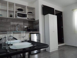 埃及棉床單、高級寢具、書桌、摺床/加床 (收費)