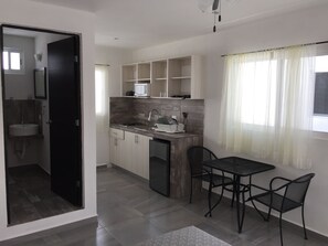 Standard Studio, 1 Queen Bed, Kitchen | Private kitchenette | Fridge, microwave, stovetop, cookware/dishes/utensils