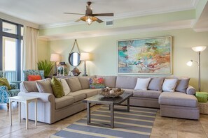Condo, varias camas (Phoenix West II 2314) | Área de sala de estar