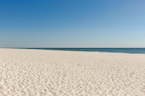Condo, várias camas (Phoenix X Unit 1512) | Praia | Na praia 