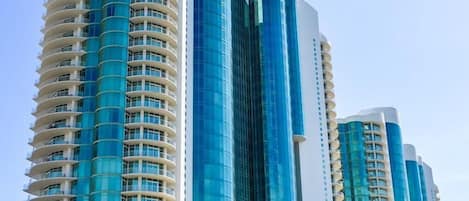コンドミニアム ベッド (複数台) (Turquoise Place Unit 1806D) | 施設の正面