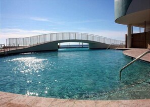 Appartement, meerdere bedden (Turquoise Place Unit 1808D) | Buitenzwembad | Een buitenzwembad