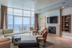 Apartment, Mehrere Betten (Turquoise Place Unit 2205D) | Wohnbereich | DVD-Player