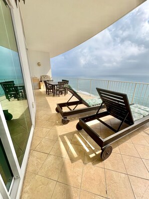 Condo, varias camas (Turquoise Place Unit 2205D) | Restaurante al aire libre