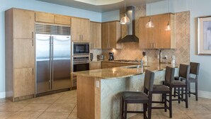 Condo, Plusieurs lits (Turquoise Place Unit 2205D) | Cuisine privée | Cafetière-théière, réfrigérateur, four à micro-ondes